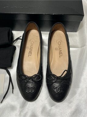 CHANEL Black Quilted Leather Ballet Flats with CC Toe
